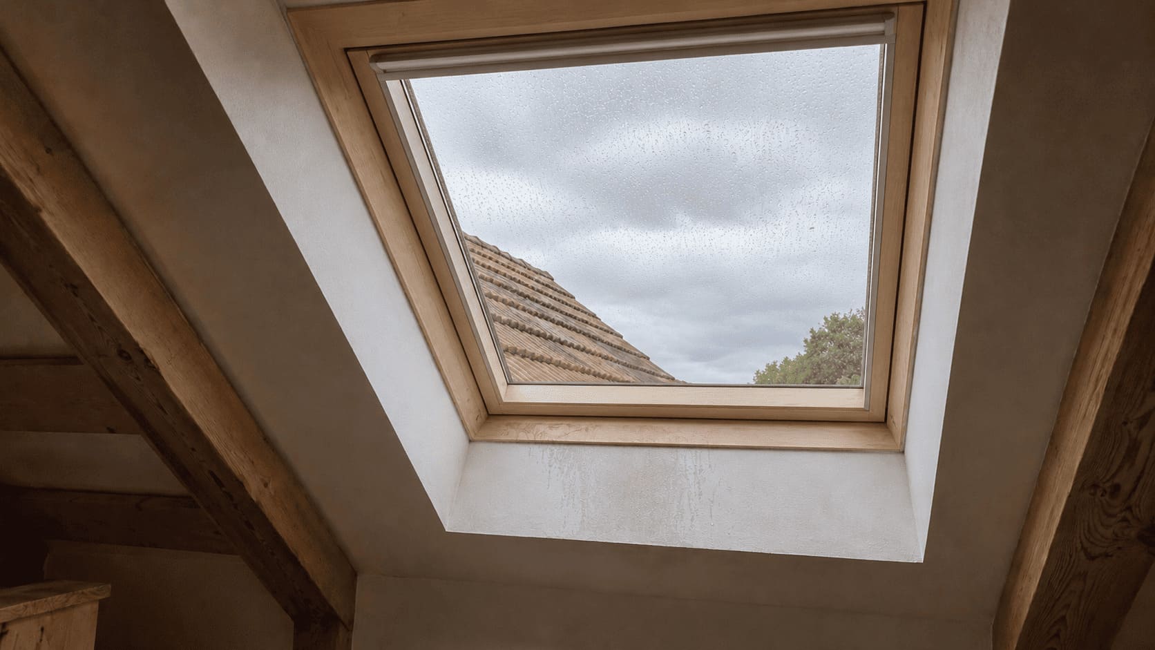 Fenêtre de toit qui fuit à l'intérieur d'une maison